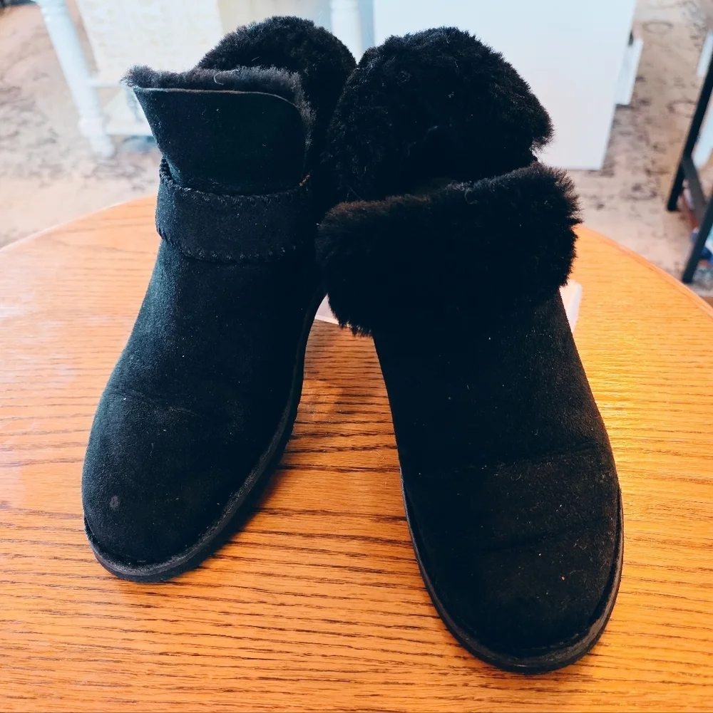 UGG McKay Black Sheepskin Ankle Boots Fur Lined Suede Womens 7
